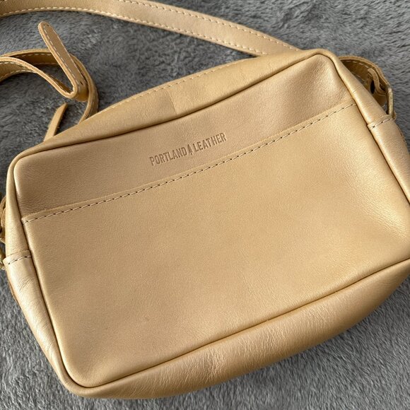 Portland Leather Champagne Camera Large Crossbody Bag - Picture 2 of 6